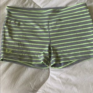 EUC UA sz Med mid rise shorts